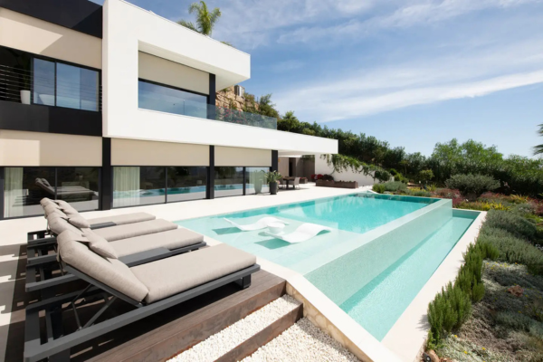 Luxueuze villa met weids uitzicht en aangenaam binnenklimaat